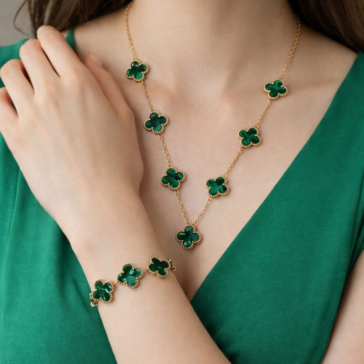 Elegant Green Clover Necklace and Bracelet Set - Image 1